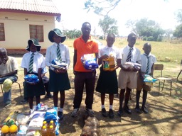Chedonje Primary School donates to Rimuka Old People’s Home