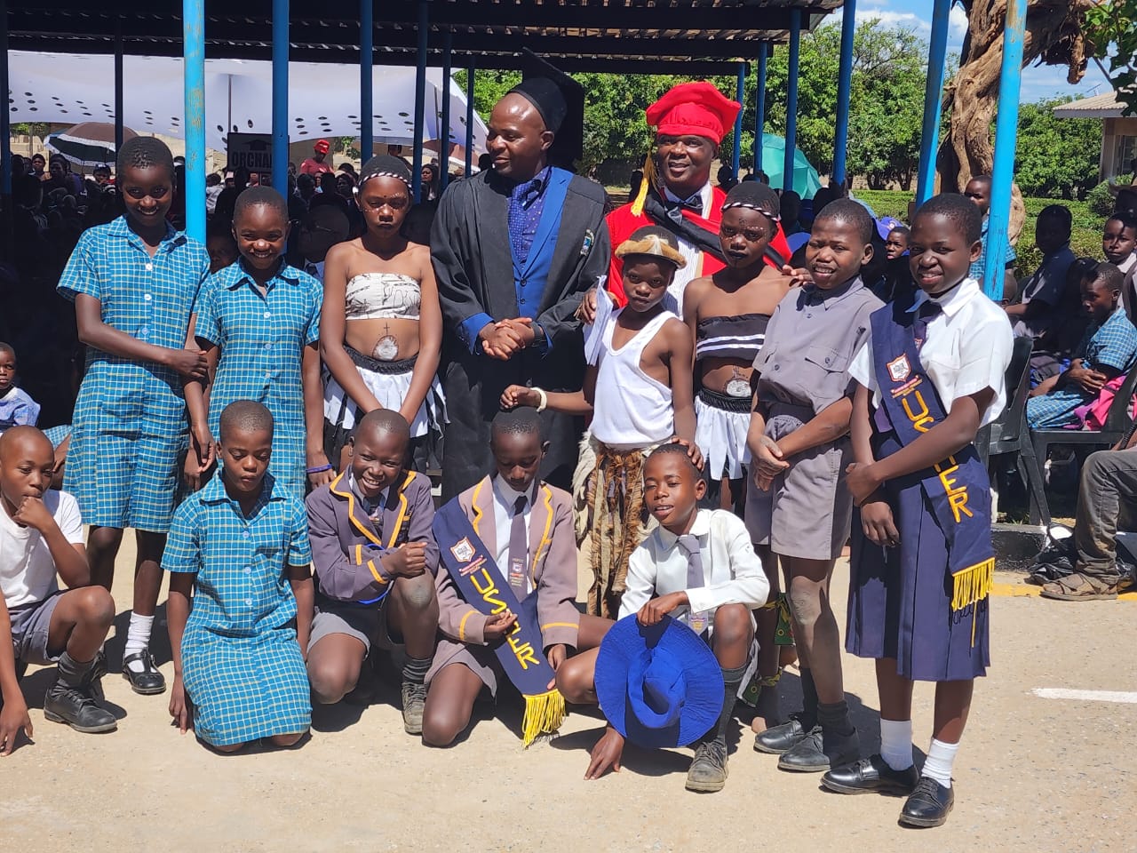 Dr Solomon Matsa offers scholarships to 12 students at Dambudzo School