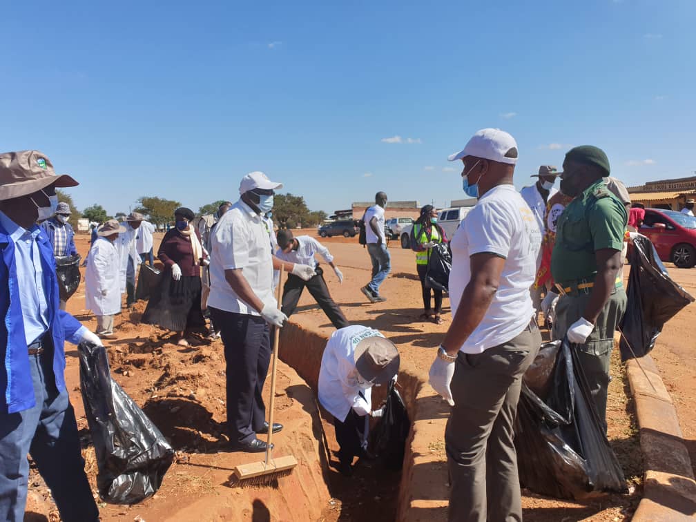 Environment minister encourages sustainable waste management in communities